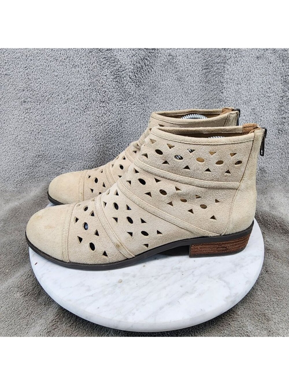 Array Shoes Womens Size 9 Narrow Beige Leather Ankle Boots *Read*